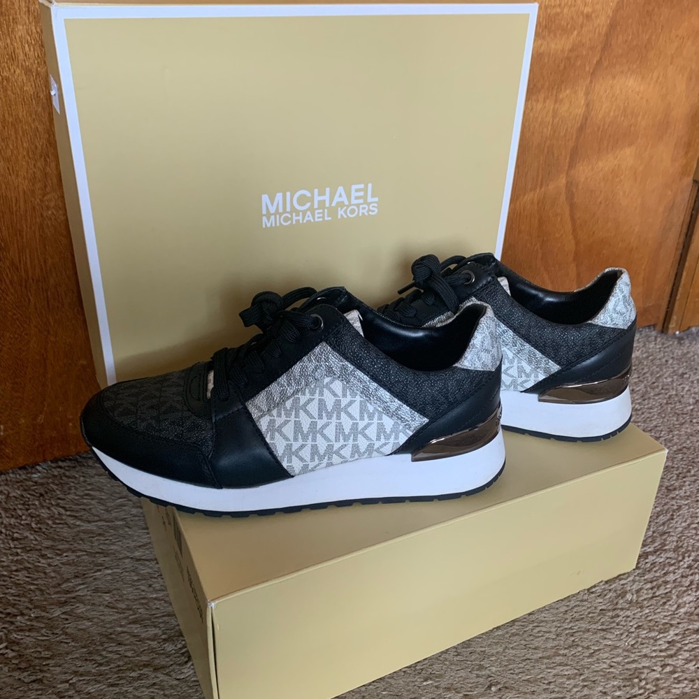 Used great condition Michael Kors sneakers 7 💕